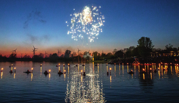 FACKELSCHEIN UND FEUERWERK