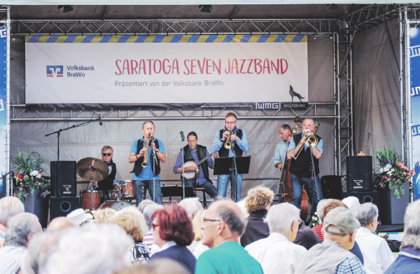 ZUM AUFTAKT SPIELT DIE SARATOGA SEVEN JAZZBAND