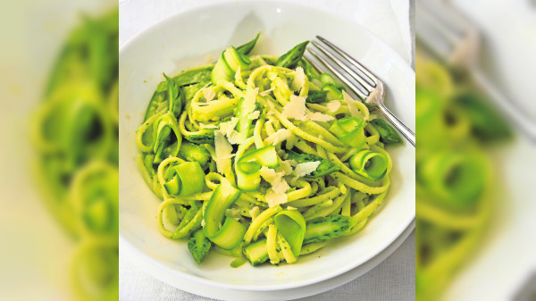 Nudelsalat mit grünem Spargel und Pesto