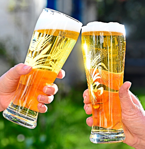 Nichts geht über ein kühles Bier in der Sommersonne. Doch Bierflaschen mögen keine Wärme, Sonne und Temperaturschwankungen. Foto: Weißbrod, dpa