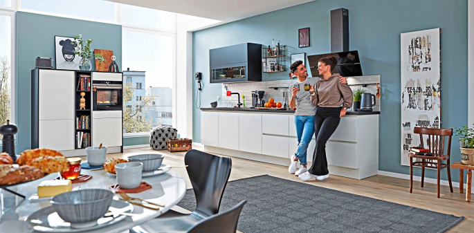 Bei den heute beliebten offenen Wohnkonzepten sollte sich die Küche harmonisch in den Wohnbereich einfügen. Foto: djd, Küchen Treff