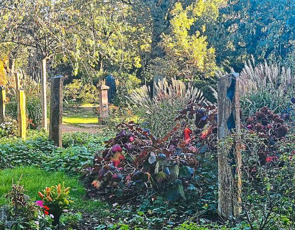 Neue, kreative Konzepte wie zum Beispiel Gemeinschaftsgrabanlagen - hier eine Anlage mit Basalt-Stelen auf dem Nordfriedhof Düsseldorf - halten schon seit einiger Zeit im Bestattungs- und Friedhofswesen Einzug. Foto: Bundesverband Deutscher Bestatter e. V.