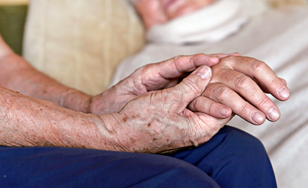 Ein letztes Mal die Hand halten: Nach dem Tod eines geliebten Menschen haben einige Angehörige das Bedürfnis danach, für andere ist das unvorstellbar. Foto: Mascha Brichta, dpa