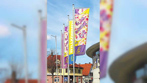 „Kunst bewegt LE“: Spitzköpfe in der Bank und Metallobjekte neben Gehhilfen