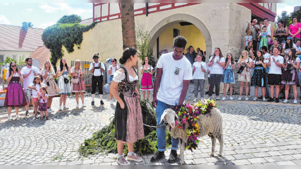 Kerwabetrieb in Trautskirchen mit Schlachtschüssel, Feuerwerk und Geisterreiterbar