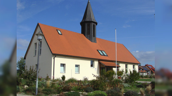 Gemeinsames Fest der beiden Gebsattler Kirchen: Katholische Christen feiern die Weihe ihrer Kirche St. Laurentius - die Weihe ihrer Kirche St. Martin wird von den evangelischen Christen gefeiert