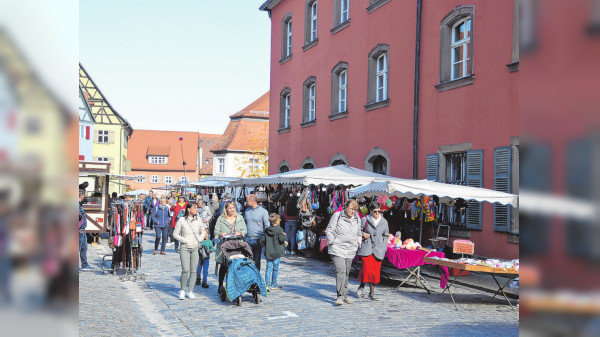 Der Ursula-Markt lädt zum Bummel nach Dinkelsbühl