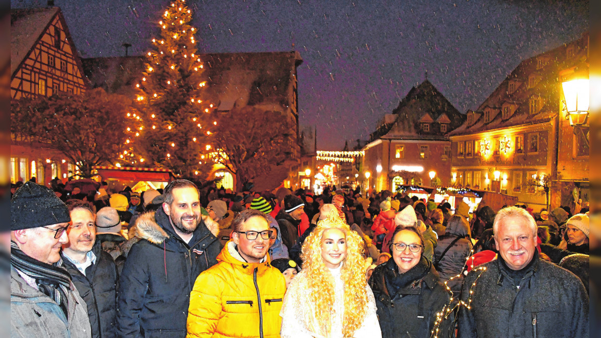 Einkaufsstadt im Lichterglanz: Neustadt leuchtet im Sternenglanz