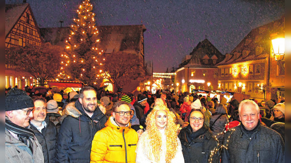 Einkaufsstadt im Lichterglanz: Neustadt leuchtet im Sternenglanz