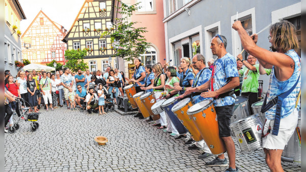Lange Kultur- und Einkaufsnacht in Neustadt an der Aisch: Einkaufsspaß und zahlreiche Aktionen für die ganze Familie