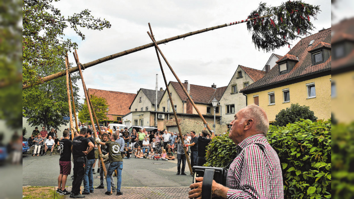 Kirchweih in Birkenfeld: Musik, Bieranstich und Baumaufstellen: Birkenfeld feiert!