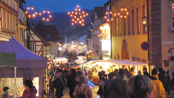 Der Klasmarkt in Tann: Stimmungsvoller Krammarkt