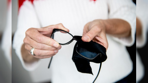 Diese vier Fehler sollte man beim Putzen der Brille vermeiden