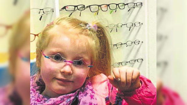 Optik Stollfuss in Schlüchtern: Brillenfassungen aus Hirschhorn oder Holzfurnier