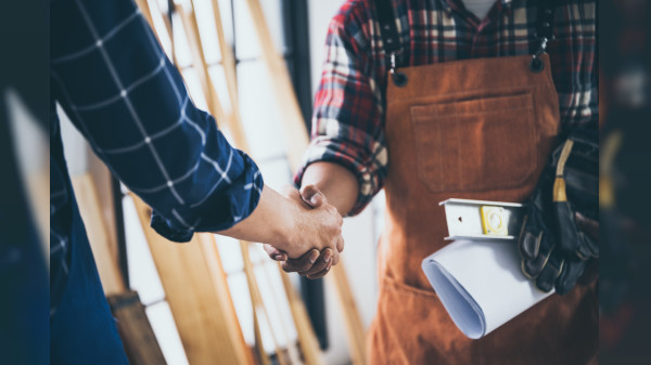 HANDWERKER RUND UMS HAUS