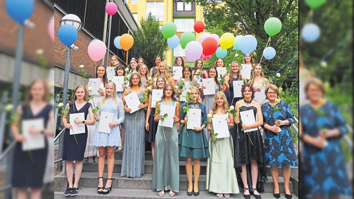 Marienschule: Abgang mit Luftballons, Rosen und Zeugnissen