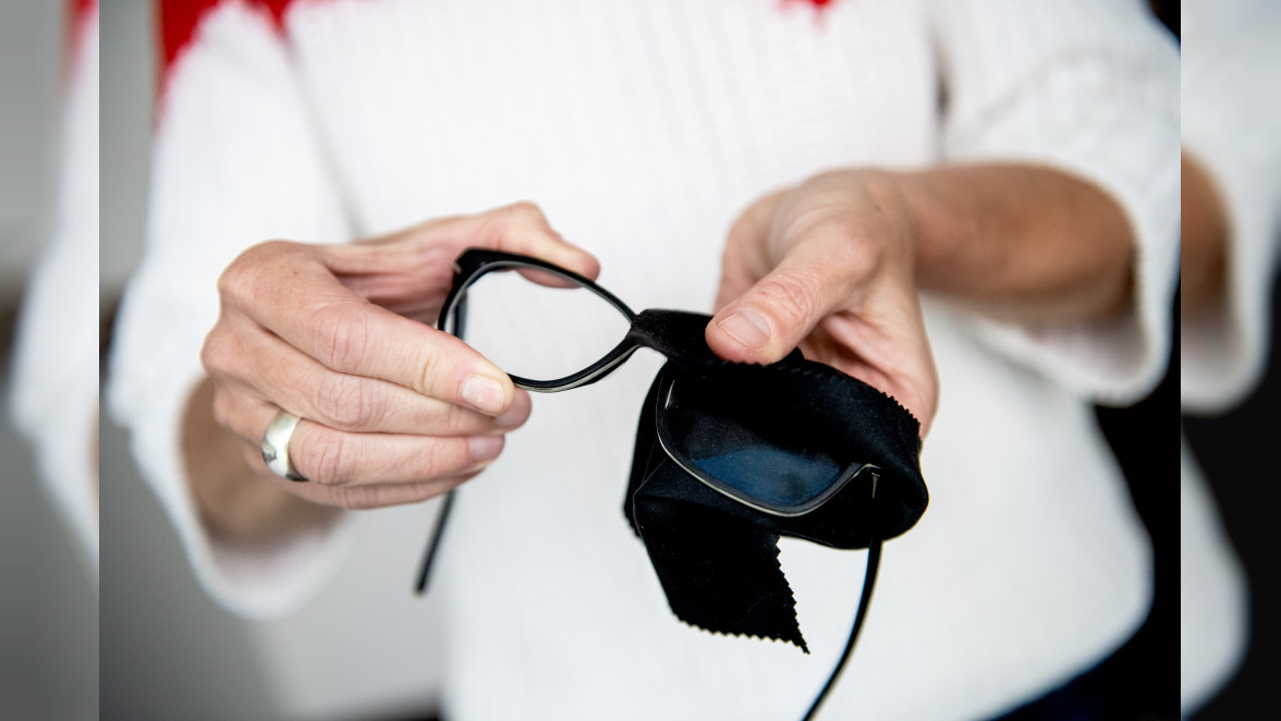 Diese vier Fehler sollte man beim Putzen der Brille vermeiden