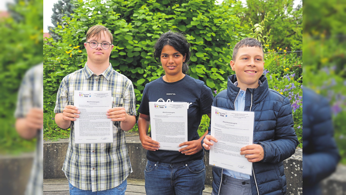 Drei Absolventen an Vinzenz-von-Paul-Schule