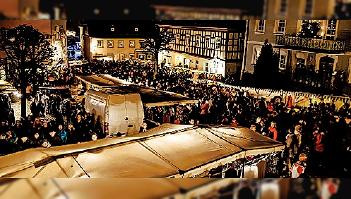 Weihnachtsmarkt in Ludwigsstadt 2022 auf dem historischen Marktplatz mit Dämmerschoppen und Kaffee-Kuchen-Meile