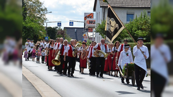 Gemeinsam Kerwa feiern in Melkendorf: Die Band "Fregger" sorgt für Unterhaltung