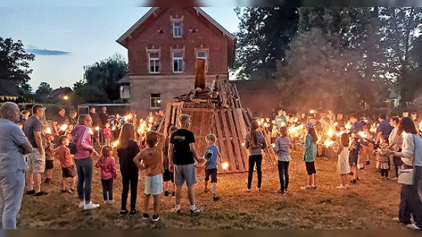Johannisfeuer mit Fackelzug und Live-Musik