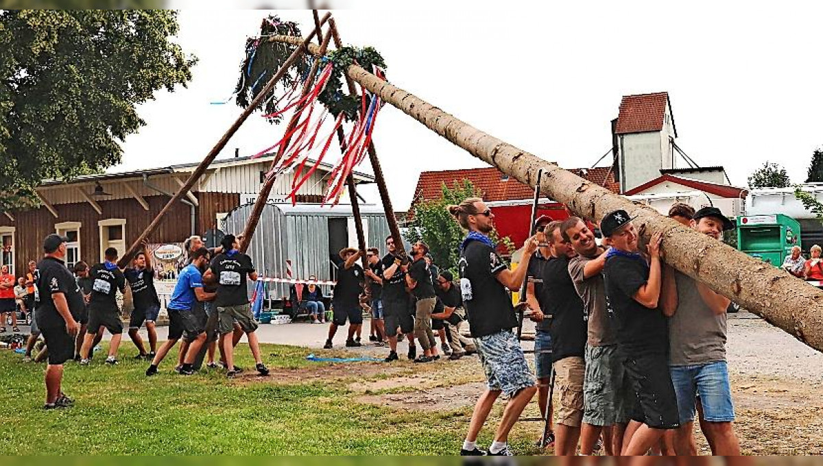 Kirchweih Zeckern mit Partyband Edelherb und dem Aufstellen des Kerwabaums mit den Zeckerner Musikanten