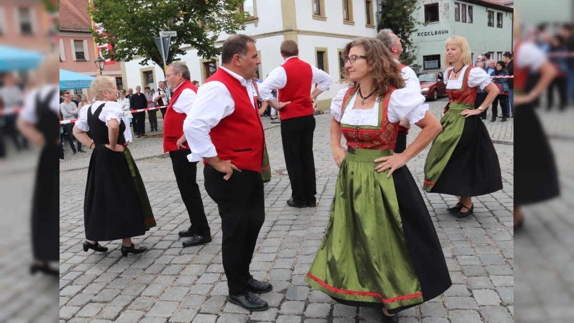 Kirchweih Burghaslach 2022 mit der fränkischen Partyband Dochrinna und Weißwurstfrühschoppen 