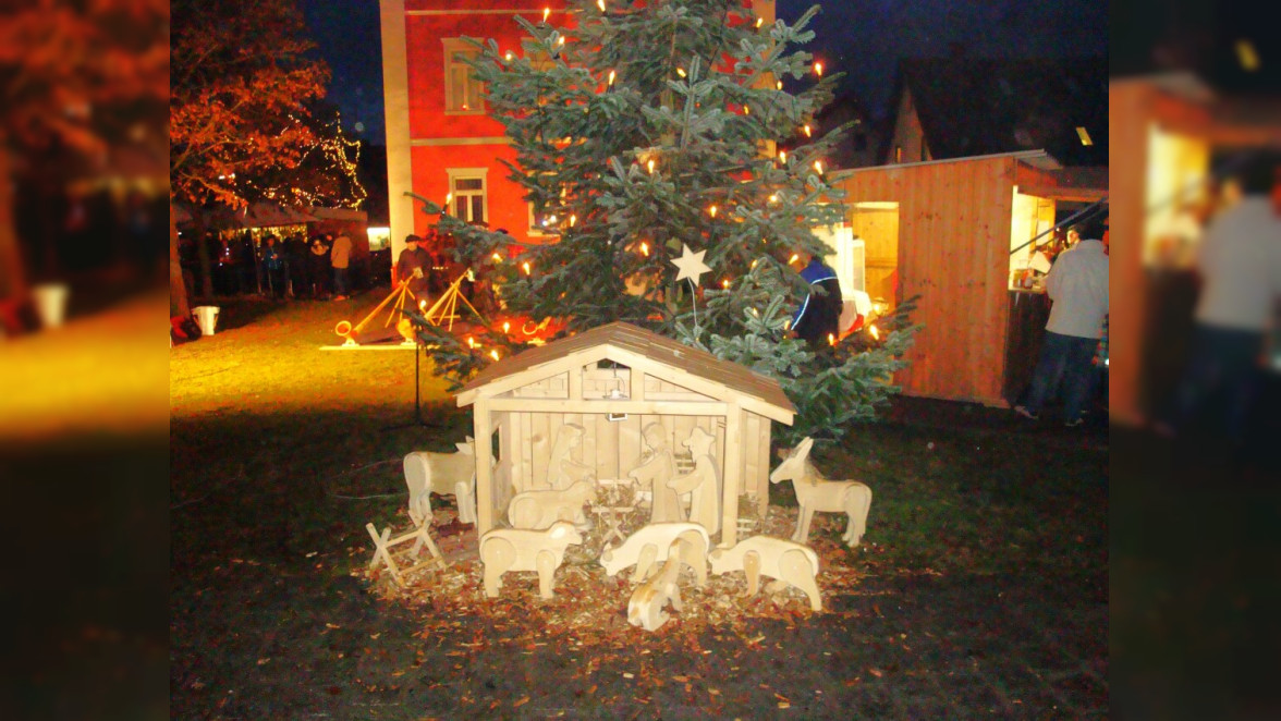 Weihnachtsmarkt in Pettstadt 2022 mit dem Kinderprogramm mit Schneewittchen und dem Kinderkarussell 