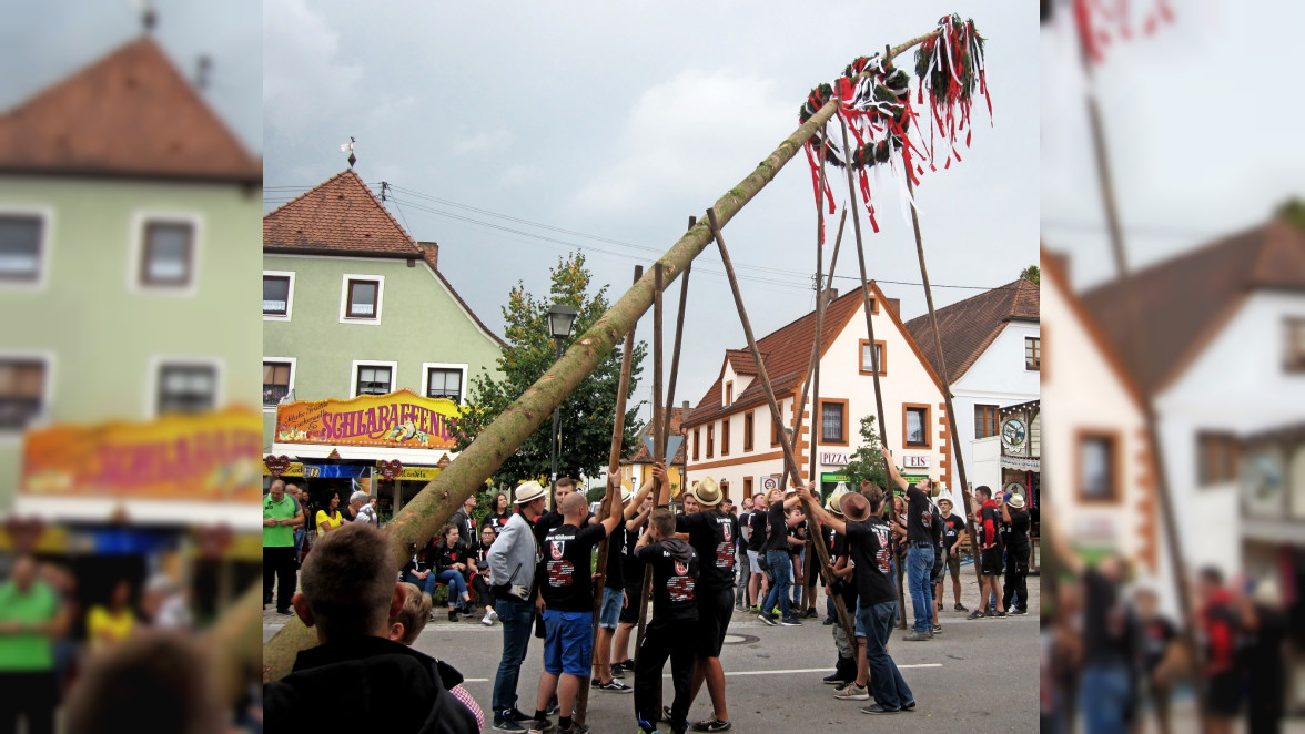 Kirchweih Mühlhausen 2022 mit der Karpfenkönigin Svenja I und fränkischer Partyband Querbeet