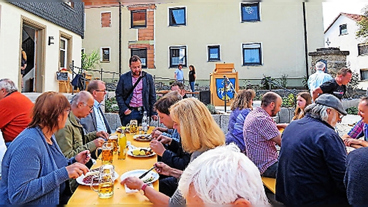 Romansthaler feiern die Dorferneuerung: Alte Schule, Kapelle & Spielplatz