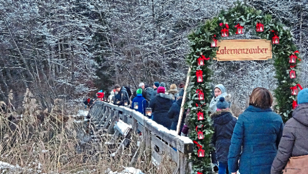 Besucher aus Nah und Fern kommen jedes Jahr zum Höglwörther Laternenzauber der Schützengesellschaft Höglwörth-Anger. - Foto: mh