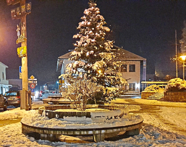 Weiße Weihnacht auf dem Rathausplatz? Vielleicht. Auf alle Fälle wird in Teisendorf im Advent einiges geboten sein. Foto: Archiv Monika Konnert