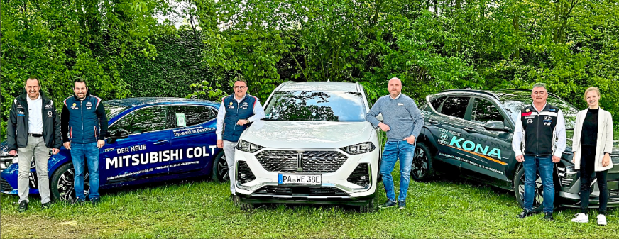 Das Team von Huber Automobile freut sich auf Ihren Besuch (v. li. Michael Reischer, Julian Hümmer, August Huber, Hartmuth Hager, Christian Putz und Emely Lemke). - Foto: privat