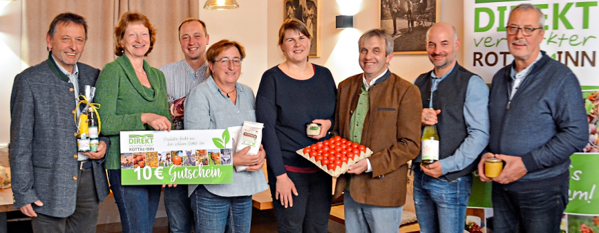 Die Vorstandschaft der Direktvermarkter Rottal-Inn freut sich schon auf die Gutscheine zur Weihnachtszeit. Ein ideales Geschenk auch für Firmen und Vereine. Von links: Siegfried Biermeier, Jutta Friedl vom Landwirtschaftsamt in Pfarrkirchen, Thomas Jetzlsperger, Christine Mautner, Margarethe Steinhuber, Vorstand Ludwig Reil, Matthias Wimmer und Hermann Thanner. - Foto: red