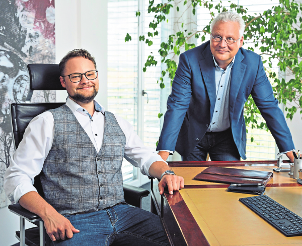 Matthias Maier (I.) und Wolfgang Maier von der Maier & Ponigl Versicherungsmakler GmbH haben ihren Unternehmensstandort seit 2013 in Passau-Kohlbruck. - Foto: Maier & Ponigl