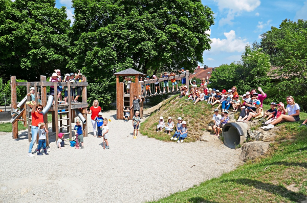 Die völlig neu gestaltete Gartenanlage, konzipiert von Katja Lind, bietet den Kindergartenkindern einen vielfältigen Bewegungsraum. Fotos: Diet