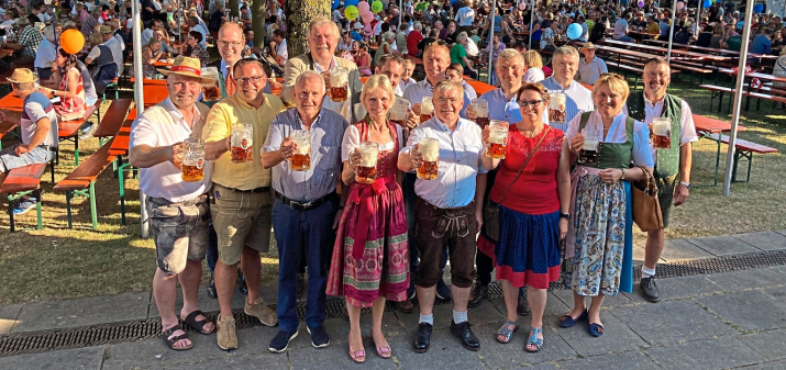 (vorne v.l.) Stadtrat Bernhard Simmelbauer, Stadtrat Gustl Huber, Ehrenbürger und Bürgerfest-Vater Altbürgermeister Josef Jakob, Vize-Landrätin Cornelia Wasner-Sommer, Bürgermeister Franz Krah, Stadträtin Marion Günzel, Julia Gräfin von Arco auf Valley, (hinten v.l.) Max-Georg Graf von Arco auf Valley, Georg Reichert (Gesamtdirektor der gräflichen Betriebe), Stadtrat Julian Hümmer,Bürgerfest-Organisator und Rathausgeschäftsleiter Christian Hanusch, Stefan Wimmer (Vorstand Rottaler Raiffeisenbank), Brauerei-Vertriebsleiter Jürgen Rummel sowie 3. Bürgermeister und Moderator Rudi Grömer.