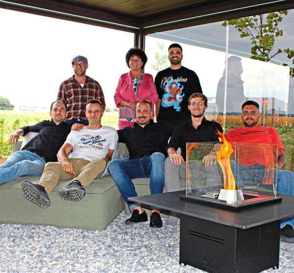 Das Relux-Team um Geschäftsführer Krum Frenkev und mit Osterhofens Bürgermeisterin Liane Sedlmeier. Fotos: Götz