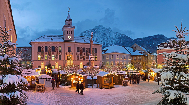 Ob mit oder ohne Schnee: Schon eine Woche vor dem 1. Advent wird es auf dem Reichenhaller Rathausplatz weihnachtlich. - Foto: Stadtmarketing Bad Reichenhall