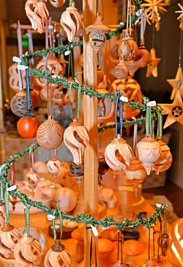 Christbaumschmuck in allen Formen und Farben gibt es beim Adventmarkt. Foto: Archiv wb