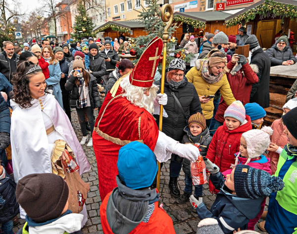 Der Nikolaus und das Freilassinger Christkindl kommen am Sonntag, 10. Dezember. Wie im vergangenen Jahr werden sie wieder süße Kleinigkeiten für jeden kleinen Gast dabei haben. - Foto: Archiv Anna Thielen