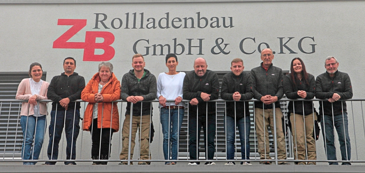 Firmenchef Edgar Blaschko (5.v.r.) und das Team der ZB Rollladenbau GmbH bedanken sich bei allen Kunden, Geschäftspartnern und Freunden des Unternehmens für deren langjähriges Vertrauen und die kooperative Zusammenarbeit