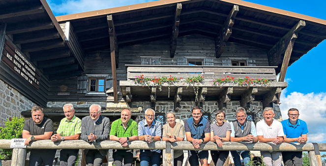 Freuten sich über die gelungene Sanierung des Lusenschutzhauses (v.l.): Heiner Kilger (2. Bürgermeister Gemeinde Mauth und Vorsitzender Sektion Mauth), Erich Süß (Sektion Spiegelau), Msgr. Kajetan Steinbeißer (Kath. Stadtpfarrer Grafenau), Markus Kerner (Geschäftsführer Bayerischer Wald-Verein), Max Riedl (2. Bürgermeister Stadt Grafenau), Sonja Schuster (Evang. Pfarrerin Grafenau), Sebastian Gruber (Landrat Freyung-Grafenau und Präsident Bayerischer Wald-Verein), Ursula Schuster (Leiterin Nationalpark Bayerischer Wald), Hans-Ulrich Wiedemann (Vorsitzender Sektion Grafenau), Alfons Schinabeck (Bürgermeister Neuschönau) und Andreas Waiblinger (Bürgermeister Sankt Oswald-Riedlhütte und Vorsitzender Sektion Spiegelau). − Fotos: Roswitha Prasser