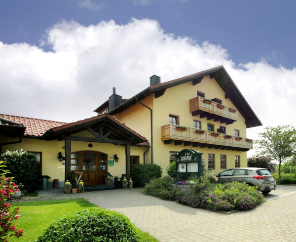 Ein begehrtes Ziel unter weißblauem Himmel am Ortsrand von Ruderting ist der Schätzlhof seit drei Jahrzehnten für Einheimische und Urlauber.