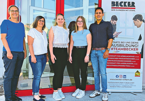 (Foto v.l.) Die Geschäftsführerin Dr. Helen Becker, Maria Huber (Personalabteilung) und Andreas Stärf (Prokurist) freuen sich mit den beiden neuen Azubis Elisa Madl und Lena Hofmann auf eine schöne und erfolgreiche Ausbildungszeit.