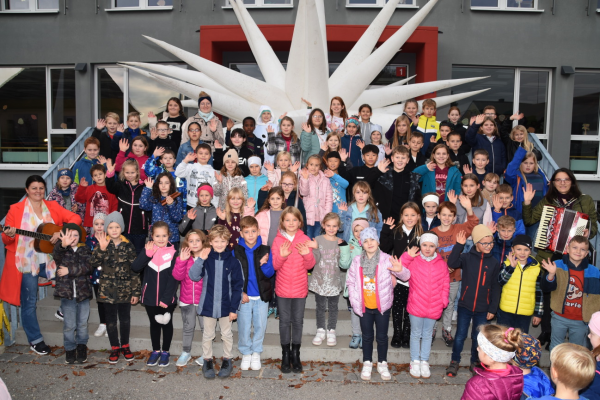 Mit wohlvertrauten Adventsweisen bekunden die sangesfreudigen Dritt- und Viertklasskinder (Bild) der Ruhstorfer Musik-Grundschule ihre spürbare Vorfreude auf das Christkind“.