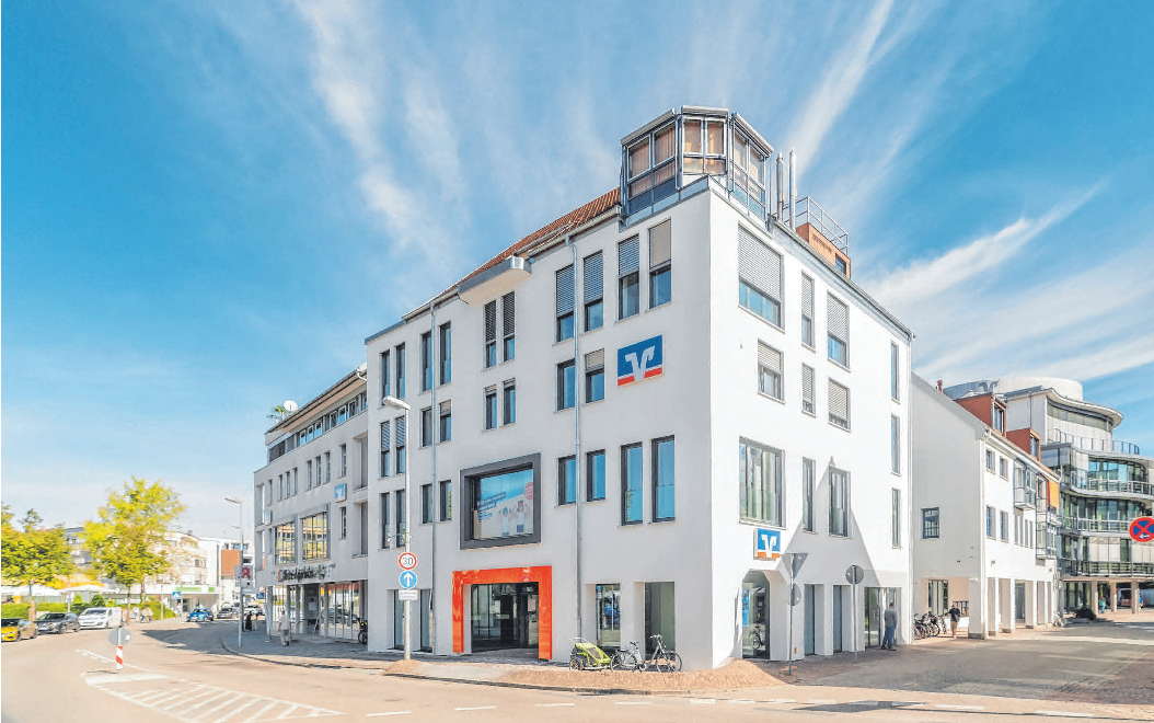 VR-Bank Laupheim-Illertal eG in Laupheim: Neues Erscheinungsbild am Marktplatz