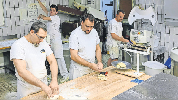 Storchenbäckerei Benhelm: Traditionshandwerk in der Backstube