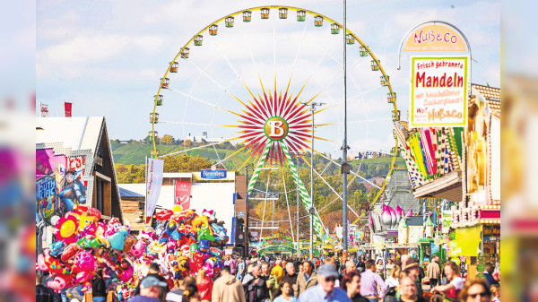Cannstatter Volksfest in Stuttgart: Buntes Treiben auf dem Wasen
