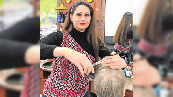 Friseurmeisterin Adele Babaiwy in Stuttgart: Das Ziel im Auge behalten